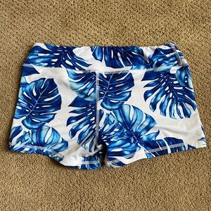 FLEO Womens Shorts. Size MEDIUM